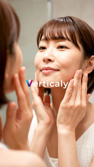 鏡を見る女性、笑顔で