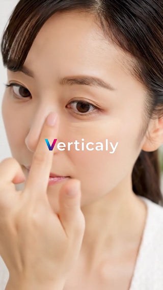 指で鼻をなぞる女性