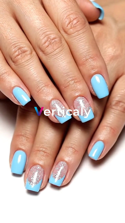 ネイルアート、水色と輝き