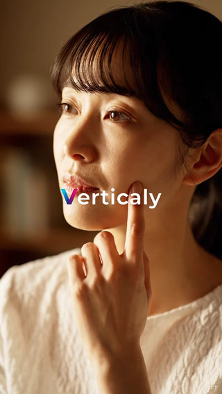 頬に手を添える女性