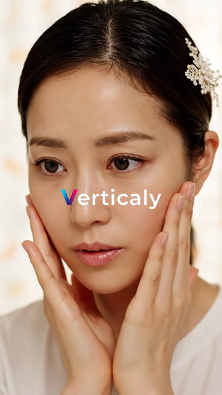 頬に手を添える女性