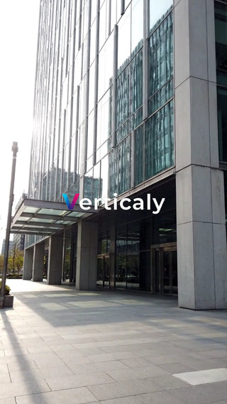 都会のビル、ガラス張りの美しさ