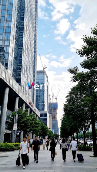 都会の街並み、人々が行き交う