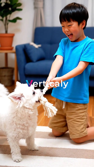 犬と遊ぶ少年、笑顔が眩しい