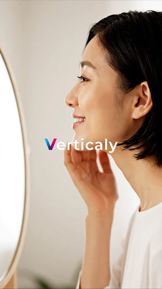 鏡を見る女性、笑顔で