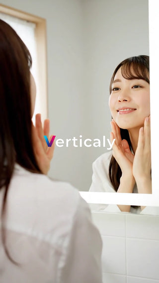 鏡に映る女性、笑顔で