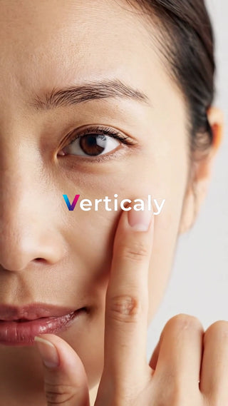 目元を指で触れる女性