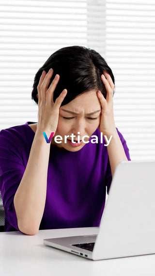 悩み、苦しむ女性