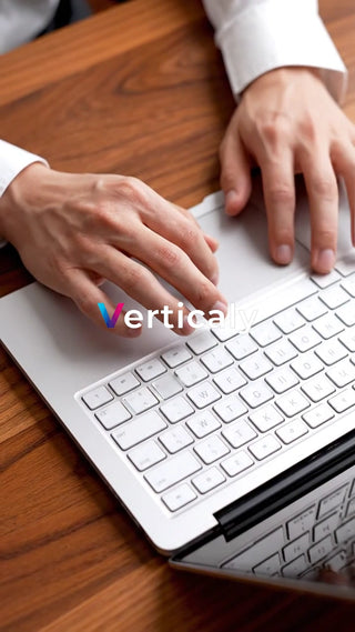 PC作業中の男性、集中