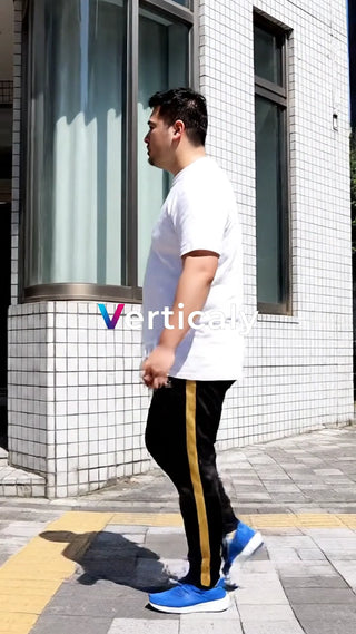 都会を歩く男性、夏の日差し