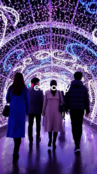 イルミネーションのトンネルを歩く