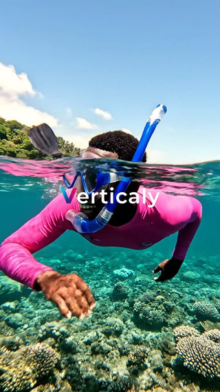 海中で楽しむダイバー