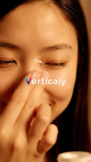 目元ケア、クリームを塗る