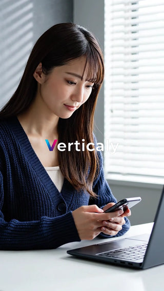 スマホを操作する女性