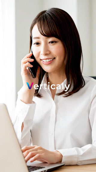 電話で話す女性、笑顔が素敵