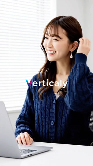 笑顔でPC作業、輝く女性