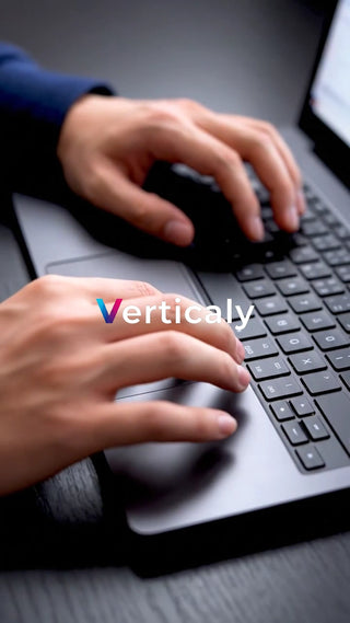 PC作業、集中する手元