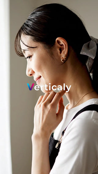 横顔、微笑む女性