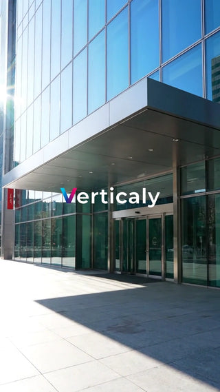 近未来的なビルの入り口