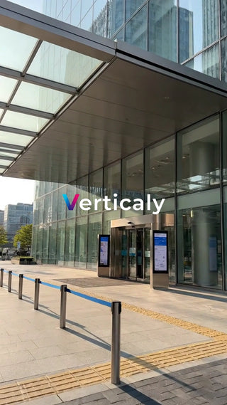 都会の入り口、ガラス張りの建物