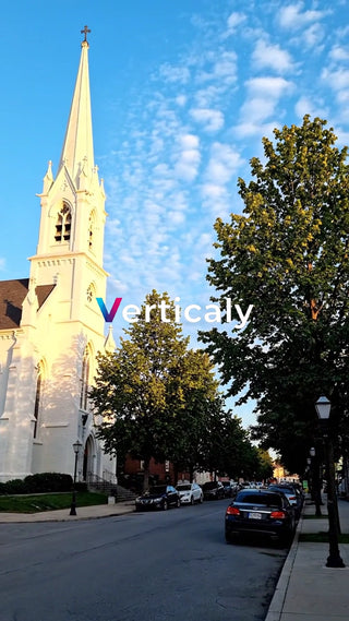 教会と青空、穏やかな午後