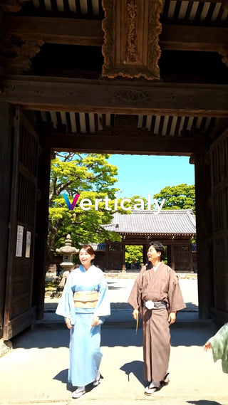 着物姿の男女、寺社を散策