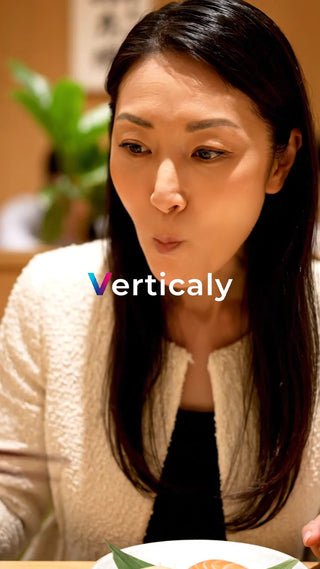 食事中の女性、美味しそう