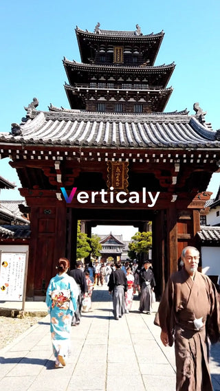 古都の門をくぐる人々