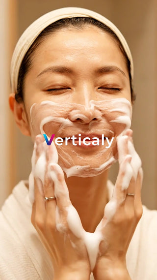 洗顔フォームで顔を洗う