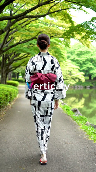 浴衣姿で散歩する女性