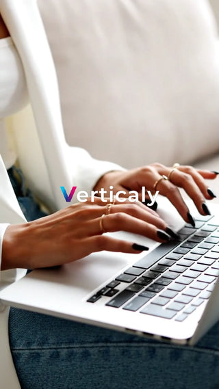 黒ネイルと指輪、PC作業