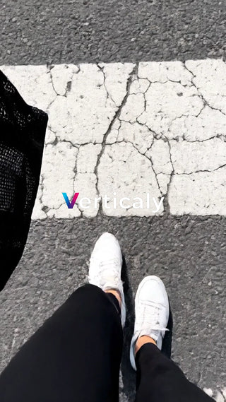 白スニーカーとアスファルト