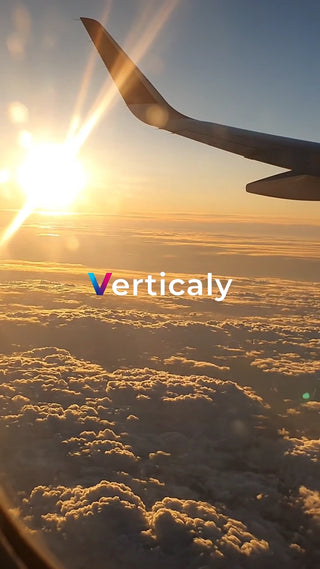 雲海の上、飛行機の翼