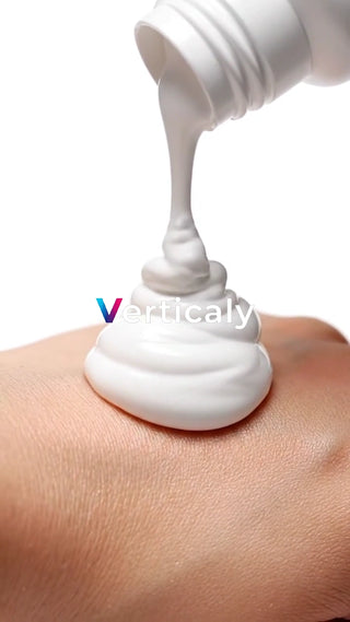 クリームを手に乗せる瞬間