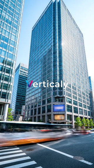 都会のビル群とバスの往来