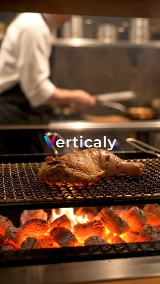 炭火で焼く鶏もも肉