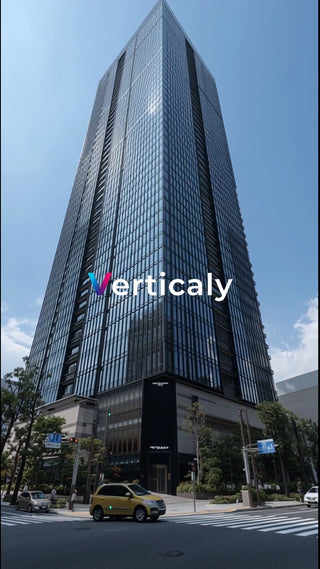 都会のビル、青空の下