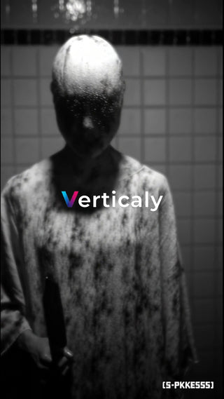 不気味な姿、暗い浴室