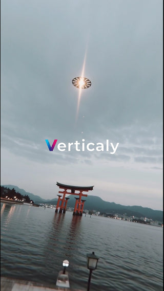 水面に浮かぶ鳥居、夕景