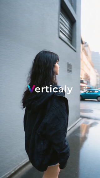 街を歩く女性、夕暮れ時