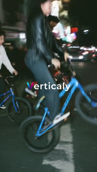 BMXで疾走する若者たち