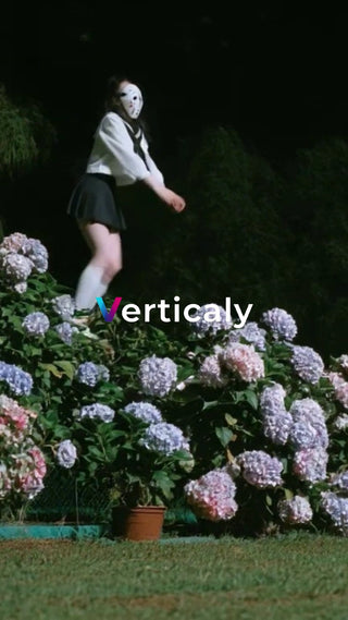 制服姿の女性、花咲く庭で