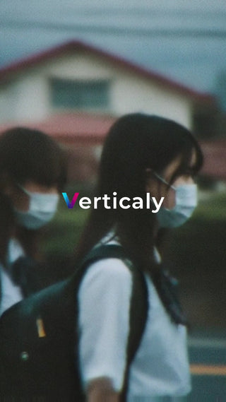 マスク姿の学生たち、通学路