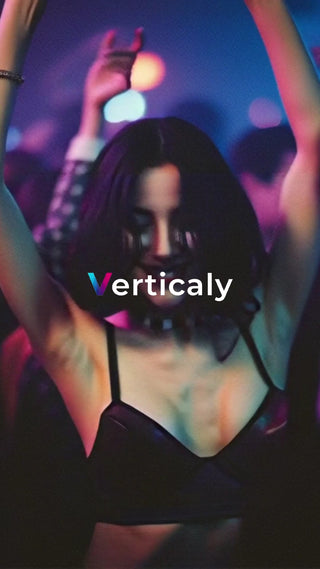 クラブで踊る女性