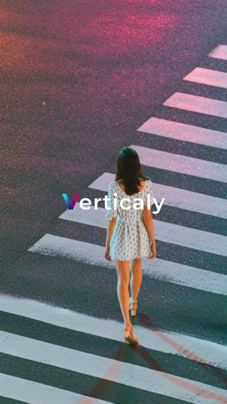 横断歩道を歩く女性