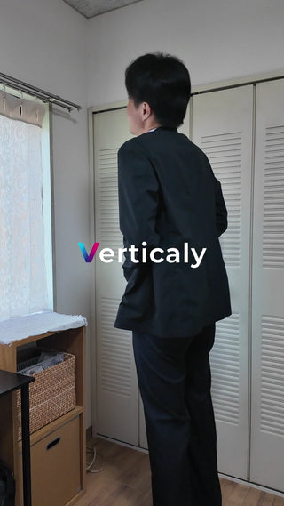 スーツ姿の男性、振り返る