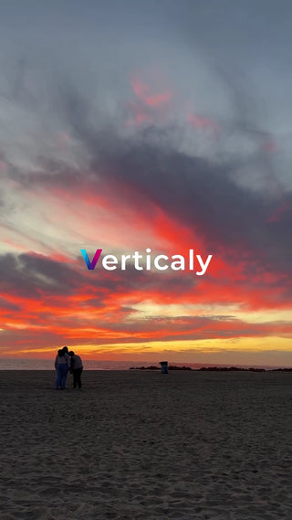 夕焼けビーチ、語り合う二人