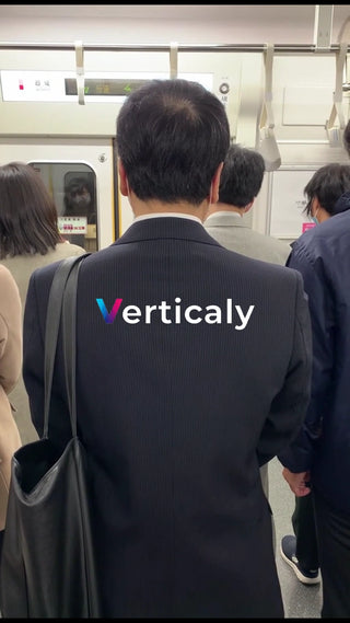 都会の電車内、スーツ姿の人々