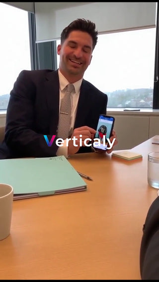 スマホを覗くビジネスマン