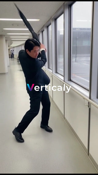 傘を回すビジネスマン